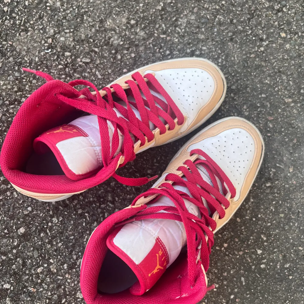  Sjukt läckra Nike Jordan 1’s inköpta i NYC på Footlocker. Dem är i strl 42, skicka gärna meddelande för frågor!. Skor.