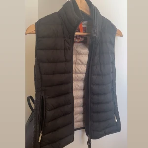 Parajumper väst  - Säljer min parajumper väst då den har blivit för liten för mig. Använd men är i perfekt skick. Finns en liten fläck i innerfickan av en försvarsspray som läckt men inget som syns utåt. Mer bilder tas privat.