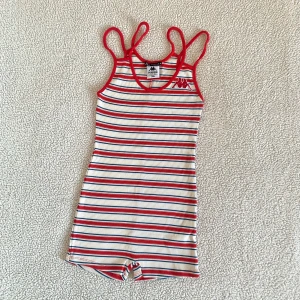 ZARA x Kappa collection ribbad playsuit - Supersnygg playsuit från ZARAs kollektion med KAPPA. Aldrig använd, utan anmärkningar och i nyskick. Väldigt bekväm och stretchig.