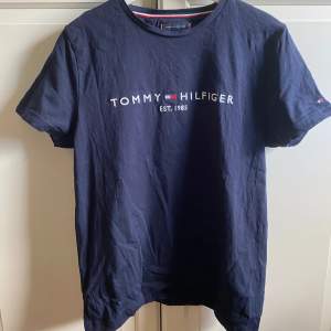 T- shirt från Tommy Hilfiger i stl M. Fint skick. Hör av dig vid frågor och funderingar 