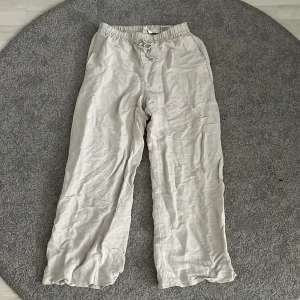 Linnebyxor - Snygga beiga linnebyxor till sommaren!! Säljer pga att dom blivit förkorta