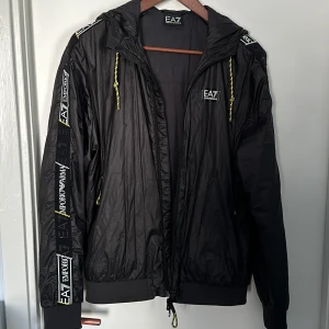 Emporio armani bomber jacka - Säljer denna bomberjacka i nyskick som är svår att få tag på originalpris 2599 mitt pris 1100 skriv för mer bilder / funderingar pris kan diskuteras vid en snabb affär 😁