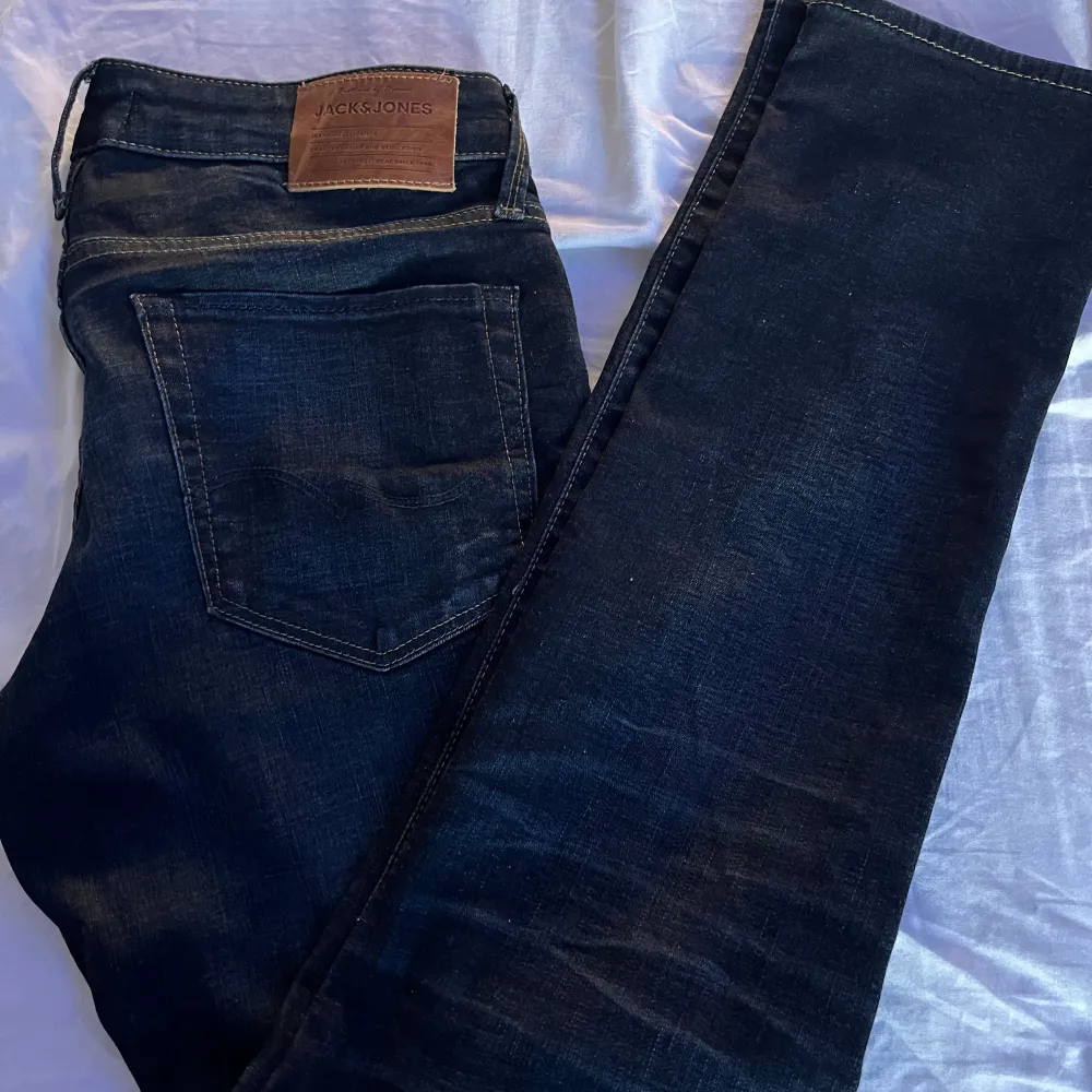 Jack and Jones slim fit jeans till ett bra pris. Nypris för dessa jeans är 1000kr, mitt pris 599kr. Storlek 30-34 passar dig som är mellan 170 och 180.. Jeans & Byxor.