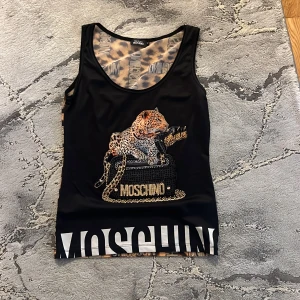 Topp - Säljer min fina topp, använd fåtal gånger, säljer pågrund av storleken💞