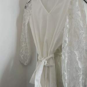 Superfin vit klänning som funkar till student, sommar och mycket mer! Strl s men passar xs-M 