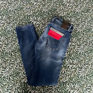 Tja! Säljer nu dessa sjukt snygga Replay Jeans i den eftertraktade modellen Anbass i storlek 28:32. Perfekta nu inför våren. Skicket är 10/10, helt nya. Nypriset ligger på runt 1700 kr. Vid fler frågor/bilder är det bara att skriva!