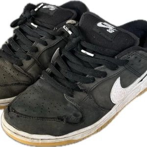 NIKE SB BLACK GUM LOW  - säljer dessa skit feta nike sb skorna som jag köpte för ett tag sen👉☘️👈 dem är skejtade därför lite slitna 😭😭😭😥 kom gärna med prisförslag 
