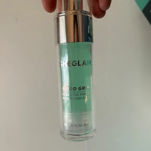 Primer  - Denna primer är en dupe på milk/elf men jag hade råkat köpa hem 2 st så tänkte sälja den andra. Sminket håller skit bra under hela dagen rekommenderar starkt