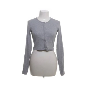 Jättefin grå Zara kofta - En jätte söt Zara kofta i S! Har aldrig varit använd då den är lite för liten för mig. Om ni vill ha fler bilder så får ni skriva privat💕Annars klicka på köp nu!