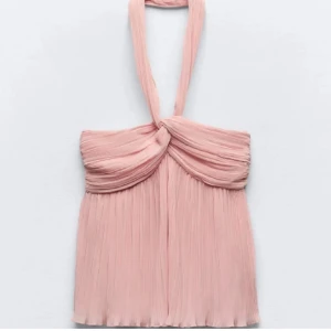 Zara topp - Hej! Säljer denna topp då den inte passade riktigt. Är i storlek S💕köp gärna! 