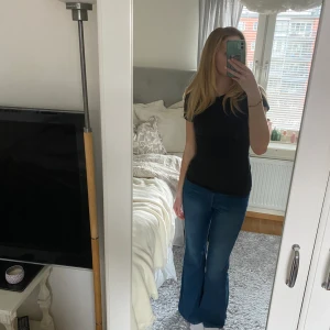 Levi’s jeans - High waist jeans från Levi’s. Inte särskilt använda och i bra skick. 