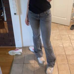 Jätte fina mid waist jeans från Gina! Storlek 38, jätte långa i benen, jag är 178💕💕💕