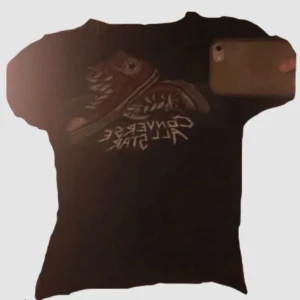 Babytee Converse  - 114-124 baby tee,jag mest kallar den för magtröja men aja,köpte den i polen på en secondhandbutik,väldigt tajt vid nacken men annars cool själv har jag storlek S.