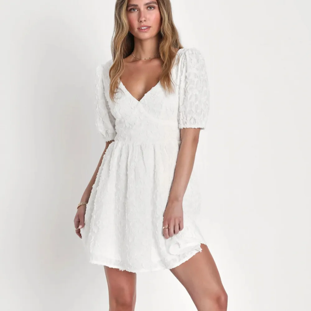 Jätte fin vit klänning, perfekt till sommar o student! Köpte på Lulus hemsida men ska lämna tillbaka, det är dyr frakt från hemsidan därför kollar jag om någon är intresserad🤍. Klänningar.