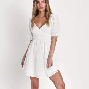 Jätte fin vit klänning, perfekt till sommar o student! Köpte på Lulus hemsida men ska lämna tillbaka, det är dyr frakt från hemsidan därför kollar jag om någon är intresserad🤍