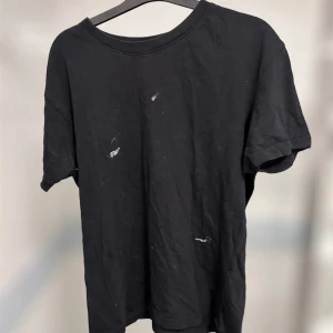 T-shirt  - Svart T-shirt från Skill 1963 i storlek M. Simpel men cool!!