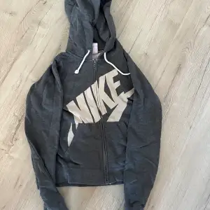 Hoodie från Nike med dragkedja