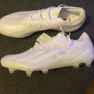 Fotbollskor  - Nya aldrig använda och kommer aldrig användas då jag har ett par andra och vill bli av med dessa. Storlek 43 och fungerar för gräs och konstgräs