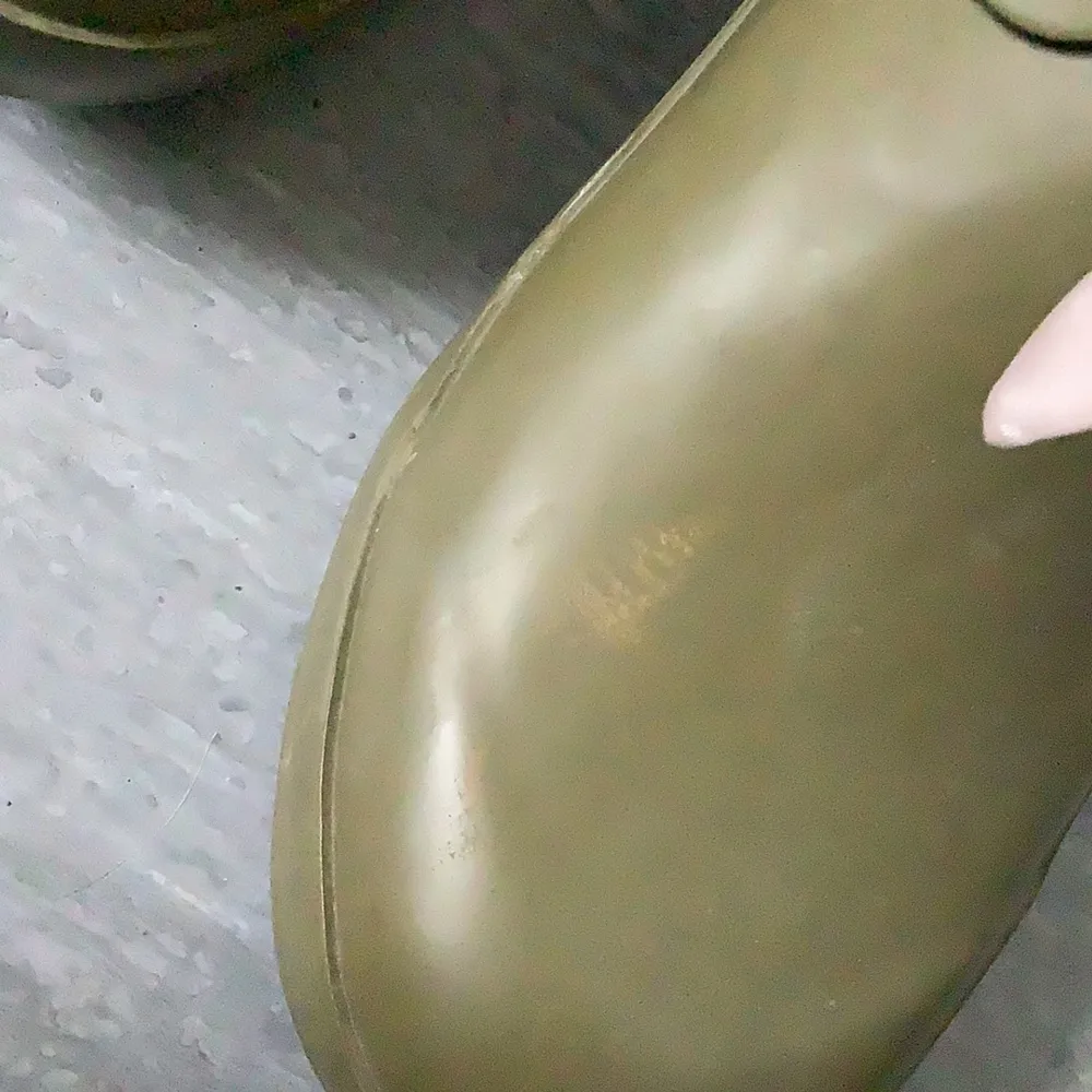Fina gummistövlar från Odd Molly i militärgrönfärg, strl 37. Sparsamt använda men har en liten defekt på vänster sko (se bild). Skor.