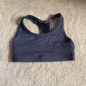 Sport bh  - Sport bh i en lilla blå färg i storlek s och cupan är A/B 