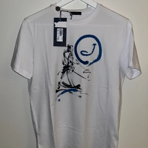 Jacob Choën t-shirt - Tja! Säljer nu denna sjukt laidback Jacob choen tishan, skick 10/10 helt ny. Bara o skriva för fler bilder eller frågor//Liam