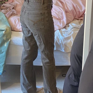 jeans - skulle säga att de är storlek s vilket e d jag brukar ha. brungråa typ. är 164 cm lång. det är smuts på spegeln inte på byxorna