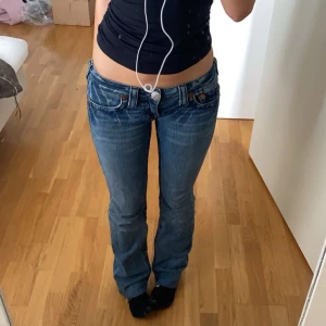 True religion jeans - Säljer dessa jättesnygga jeans från true religion!! Innebenslägnd:80cm midjemått:36cm❤️