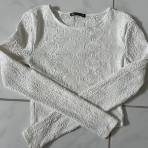 Tröja från zara  - Köpt på vinted men var lite för kort för min smak. 