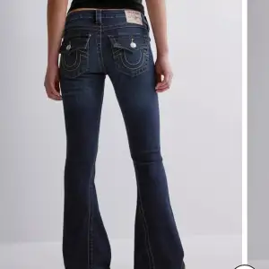 True religion jeans , low rise flare. Från Nelly , strl w27, helt nya!😍 Innerbenslängd: 80cm Hela byxans längd: 100cm Midjemått: 39cm 