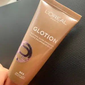 Loreal’s glotion drops, i färgen Medium Glow. Är som Hickaps / Drunk Elephant drops. Ger skit fin lyster men var alldeles för mörk för mig! Priset ligger runt 140-150 kr men säljer för 90 kr med 19 kr frakt som Plick och erbjuder 