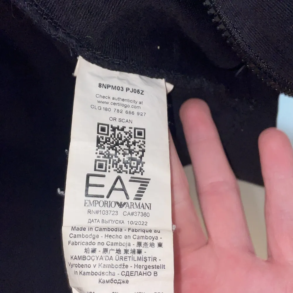 Säljer min EA7 zip Hoddie, köpte den i januari men inte riktigt kommit till användning. Använd Max 5 gånger, riktigt bra skick. Liten i storleken men sitter som Medium.. Hoodies.