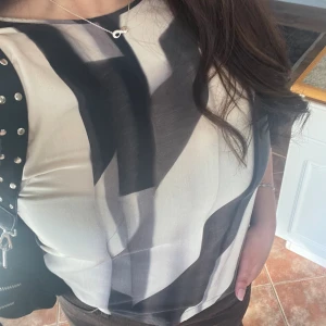 By Malene Birger top - Stl S, figurnära t-shirt top med klassisk Birger mönster Toppskick! 