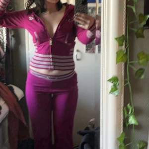 Bebe set - Sååå fint y2k rosa set från Bebe, rhinestones på röven samt titsen🙌🏼 jättefint skick!