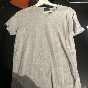 Gant Grå T-shirt - Grå Gant T-shirt Använd. Hör av vid intresse.