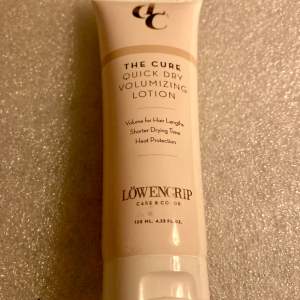 Ny oanvänd  Löwengrip Care & Color The Cure – Quick Dry Volumizing Lotion är en leave-in-lotion som förkortar torktiden, är värmeskyddande samt ger volym och fyllighet till hårets längder.  Den ger håret en vackrare finish och stadga. Nypris: 159 kr