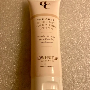 *NY*The Cure Quick Dry Volumizing Lotion, 125 ml, Fr Löwengrip  - Ny oanvänd  Löwengrip Care & Color The Cure – Quick Dry Volumizing Lotion är en leave-in-lotion som förkortar torktiden, är värmeskyddande samt ger volym och fyllighet till hårets längder.  Den ger håret en vackrare finish och stadga. Nypris: 159 kr