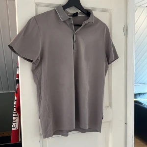 Hugo boss piké  - En mycket snygg Hugo boss piké som varit väl omhändertagen. Inga defekt.  Storlek:S 