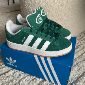 Campus 00 - Gröna Adidas Campus 00 i storlek 36 2/3. Använda 2 gånger men säljer då de är för små tyvärr…. Skickas i original kartong med tillhörande vita snören om man vill byta. 💚 Nypris 1249kr. Slutsålda!