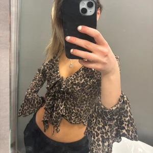 Leopard topp - Säljer denna skitsnygga leopard toppen, funkar som fest-topp eller till en vanlig outfit. 
