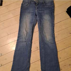 Säljer dessa vintage low/midwaist jeansen!!! 🩷 De är i storlek W31 L34🩷 Säljer då de tyvärr är förstora på mig!! 