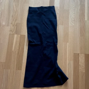 Svart långkjol  - Svart långkjol! Tight över rumpan och vidare nedtill! Med en slits bak så man kan gå:) mjukt bomullstyg med mycket stretch✨  Tjock resår i midjan som kan vikas ner för att ha lågmidjat eller vikas upp för att ha högmidjad!  Min längd 170cm 