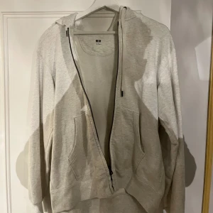 Snygg kofta ifrån Uniqlo - Säljer nu min snygga kofta ifrån uniqlo. Tröjans färg är vit men har även konturer av en grå/svart ton.  Storlek S men passar även M