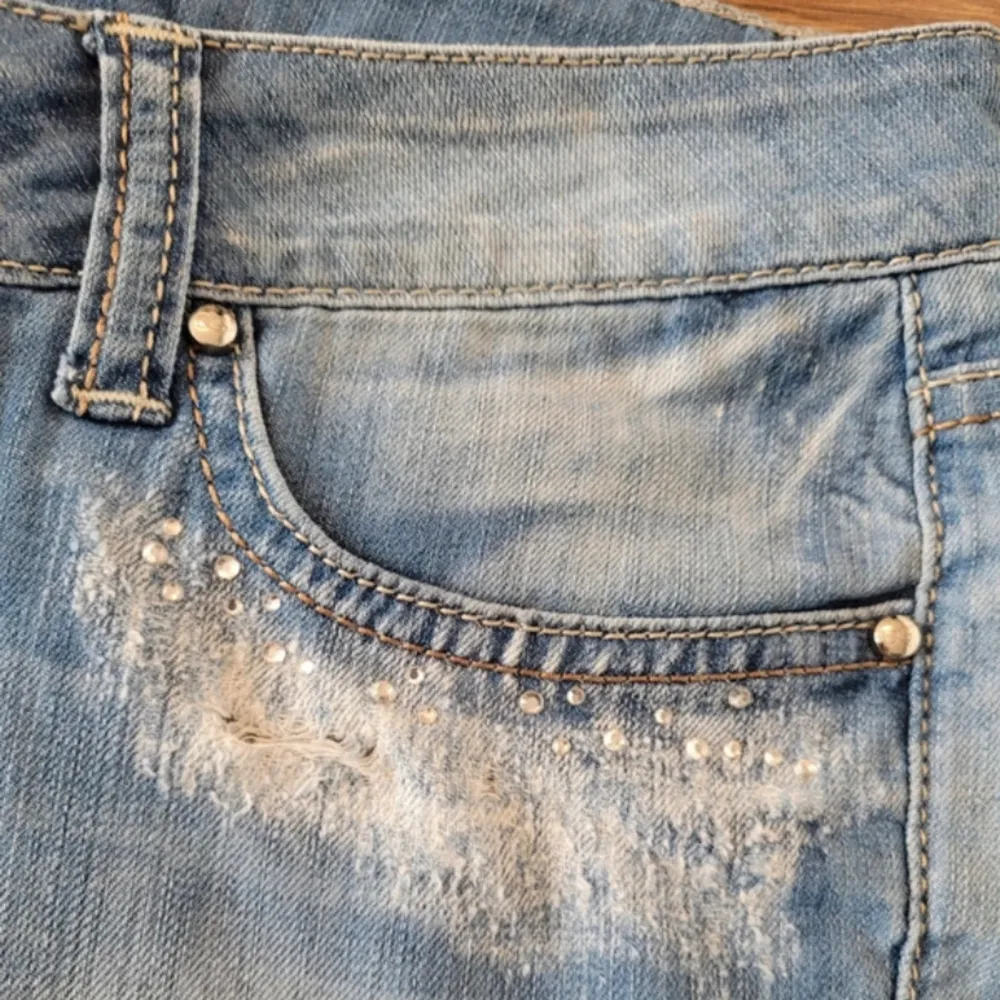 Så snygga jeans från Dolce&Gabbana!! Längd 105 cm, midjebredd 38 cm (raktöver) . Jeans & Byxor.