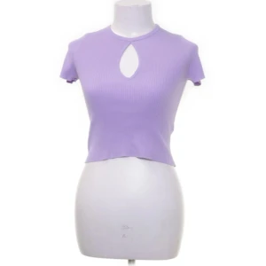 Lila topp - Snygg topp från bershka i somrig ljuslila med söt cut out  Nyskick 