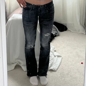 Lågmidjade bootcut LTB valerie jeans - Säljer mina så fina svarta LTB valerie jeans💕💕 Lågmidjade bootcut, Strl 28/32. De är i jättefint skick o inga defekter eller liknande!! Innebensläng ca 80cm Midjemått ca 38cm   Använd inte köp nu utan skriv först!!