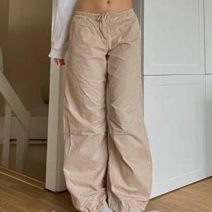 Supersnygga beige/bruna byxor, säljs eftersom de förtjänar att användas mycket mer💓 helt som nya, köptes för 500, skriv vid frågor😚