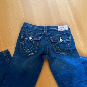 True Religion Jeans  - Säljer mina bootcut och lågmidjade true religion jeans då de va för små för mig, köpta här på plick,Midjemåttet är 33 cm och innerbensmåttet är 70cm💗