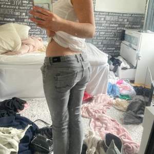 Säljer mina lågmidjade bootcut gråa pepe jeans. Dem sprack mellan benen , vilket jag har sytt igen mitt bästa , kontakta mig för frågor och mer bilder, priset går att diskuteras, inköpta för 750 kronor💛