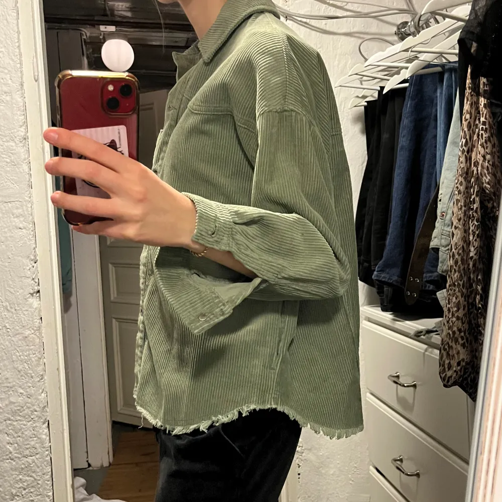 Militärgrön jack-skjorta” med knappar från Zara 💚 Perfekt som jacka nu när det börjar bli varmare!!. Jackor.