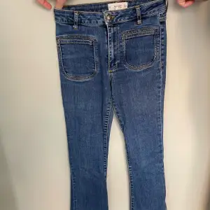 Superfina jeans i helt nytt skick, aldrig använda då jeansen var försmå